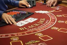 Antarmuka permainan Domino QQ di ritogel dengan meja dan dominonya masing-masing